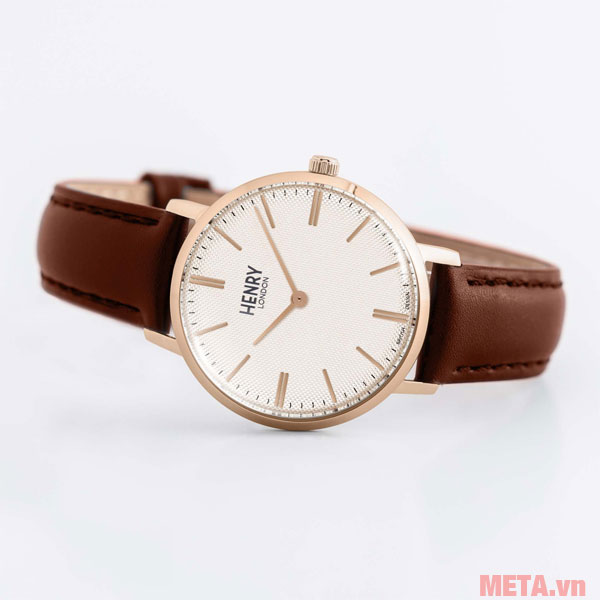 Mặt đồng hồ vô cùng đơn giản
