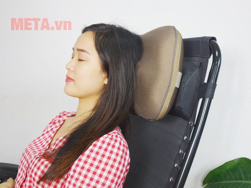 Gối massage Beurer MG147 có điều khiển giúp điều chỉnh tốc độ massage dễ dàng.