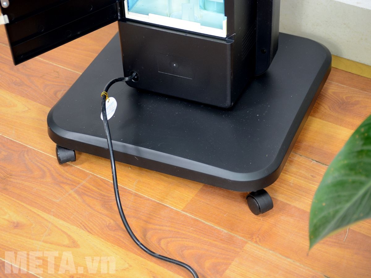 Quạt phun sương Sunhouse SHD7823 với đế chân chắc chắn Quạt phun sương Sunhouse SHD7823 với đế chân chắc chắn