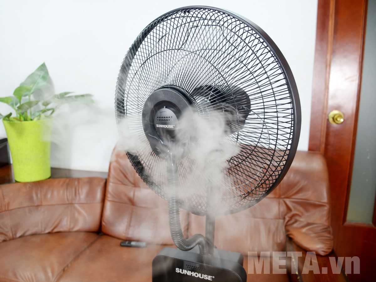 Quạt phun sương Sunhouse SHD7823 phun ra các hạt sương siêu nhỏ