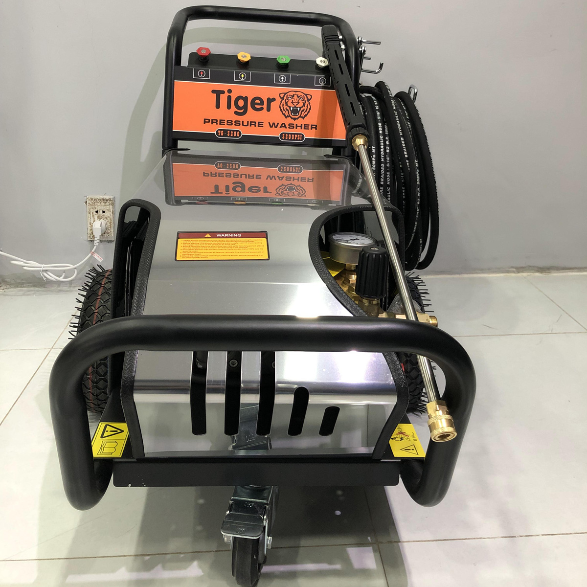 Máy phun xịt rửa xe cao áp Tiger UV-3200 5.5KW