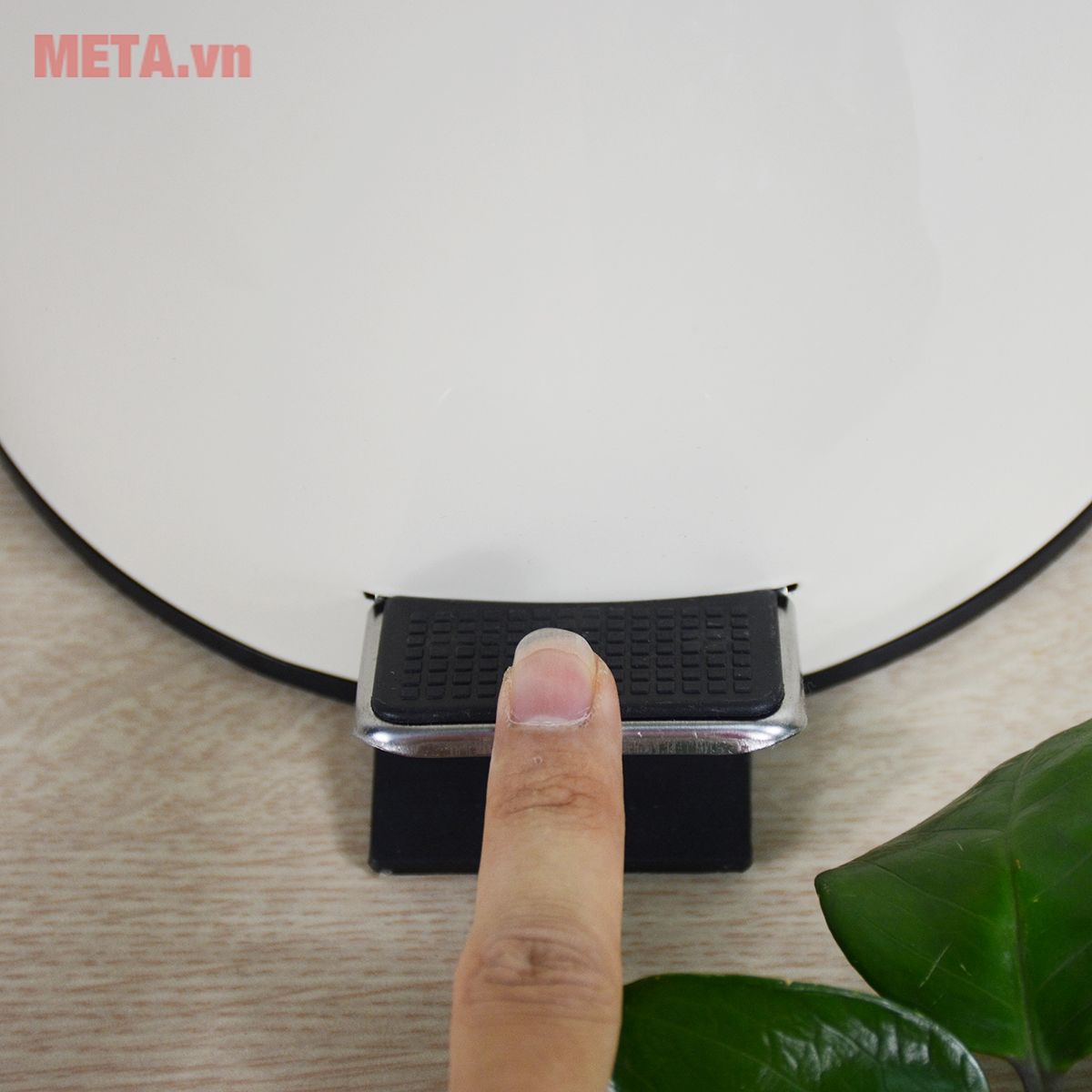 Thùng rác nhấn đạp chân
