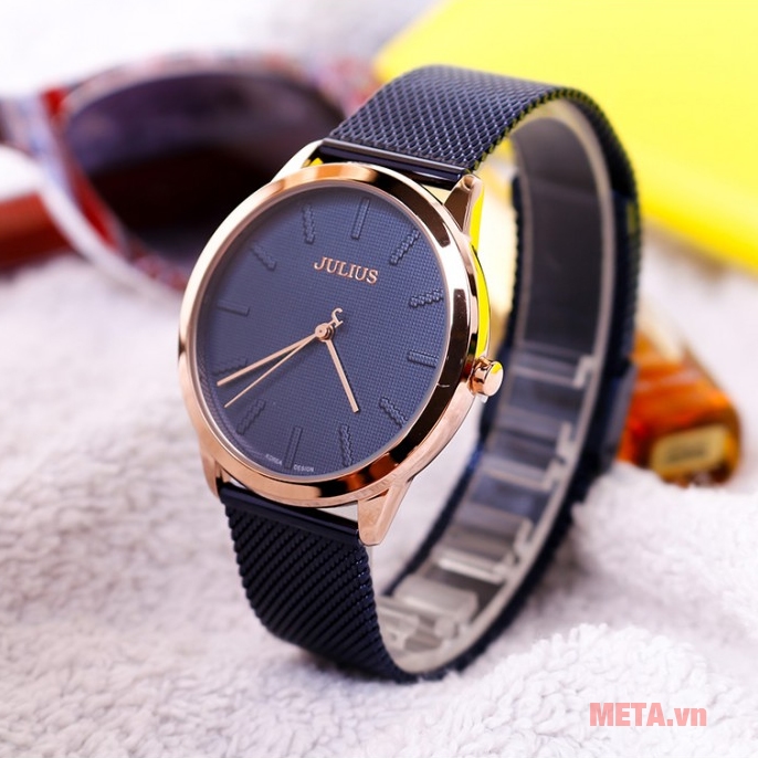 Mặt đồng hồ to được sắp xếp rất thoáng giúp người đeo dễ dàng quan sát giờ giấc