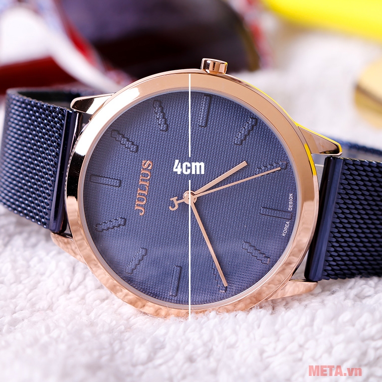 Mặt đồng hồ có đường kính 4cm