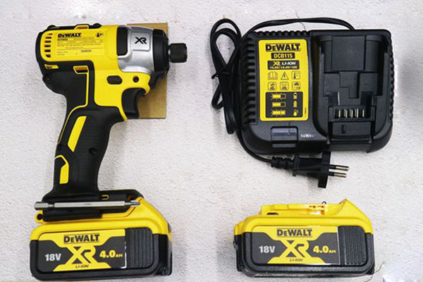 Máy vặn vít dùng pin Dewalt DCF886M2