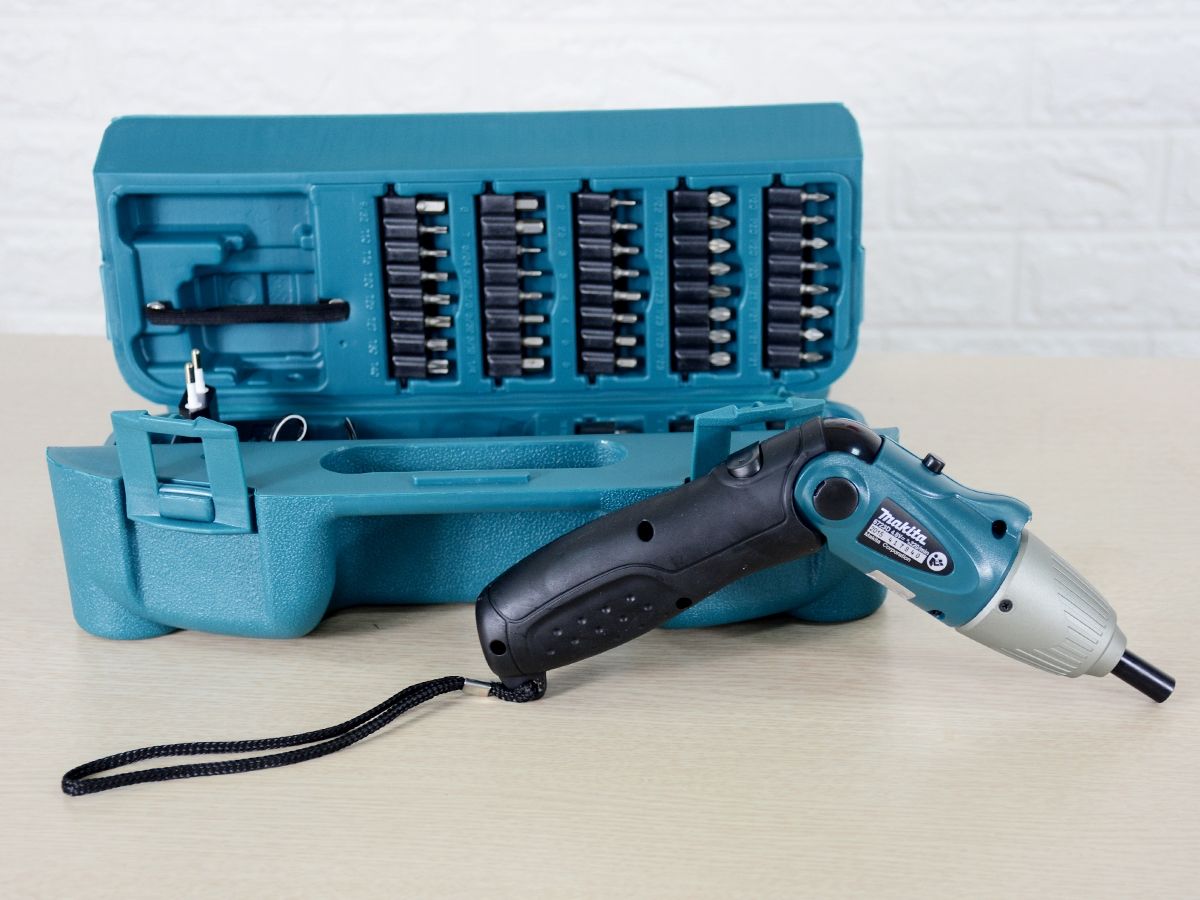 Máy bắt vít chạy pin Makita 6723DW