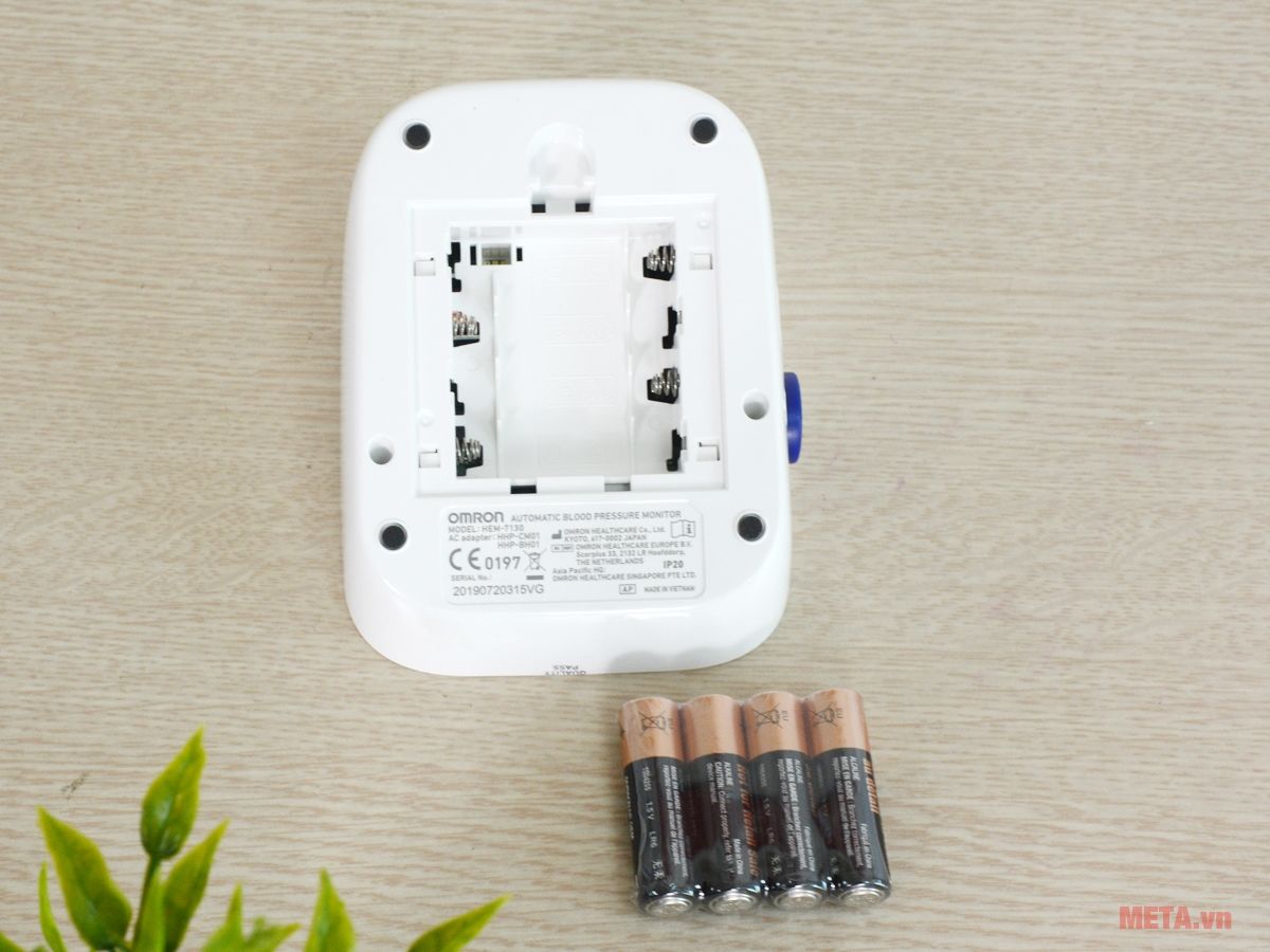 Máy đo huyết áp bắp tay tự động HEM-7130 sử dụng pin Akaline