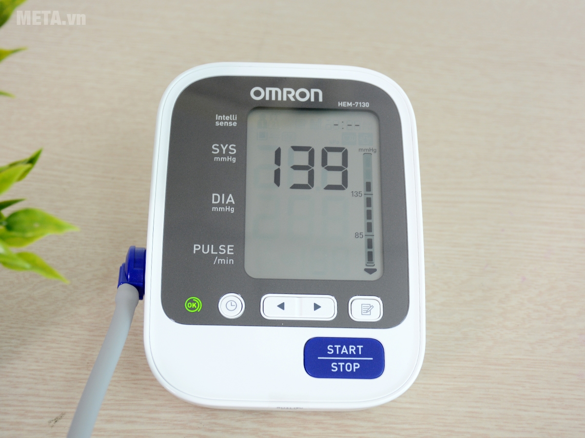 Cổng cắm adapter (mua thêm) của máy đo huyết áp Omron HEM-7130