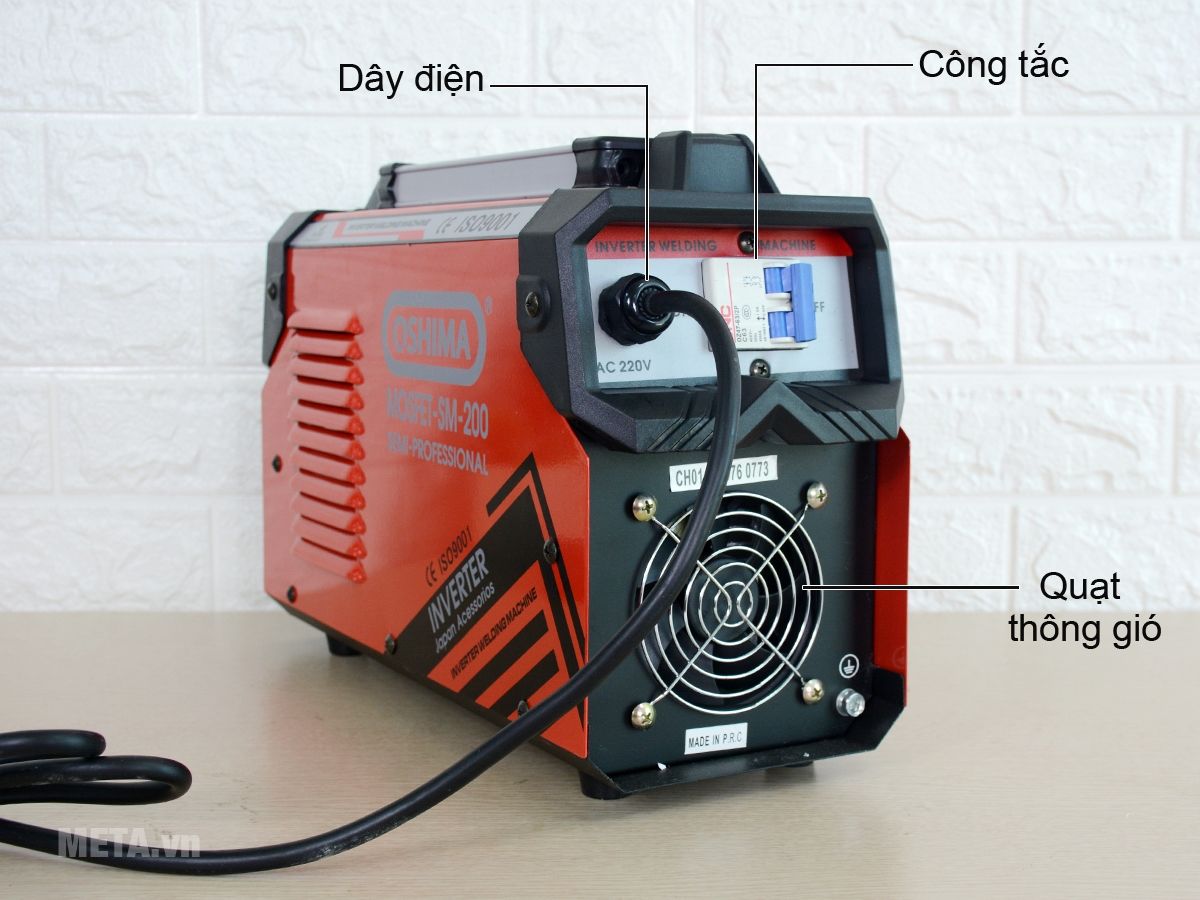 Công tắc ON/OFF phía sau và quạt thông gió