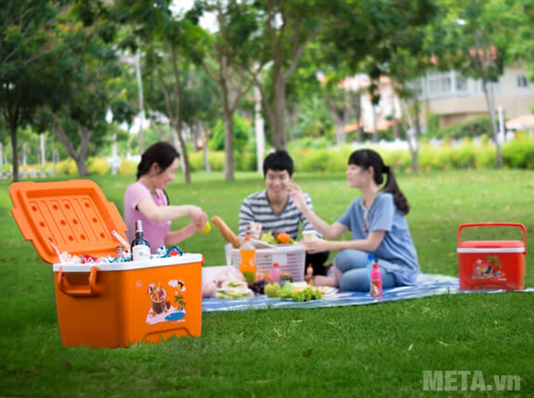 Thùng đá Duy Tân - 35 lít giúp chuyến đi picnic thêm trọn vẹn