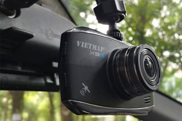 Camera treo đầu xe, gắn kính không hề làm mất thẩm mỹ cho xe