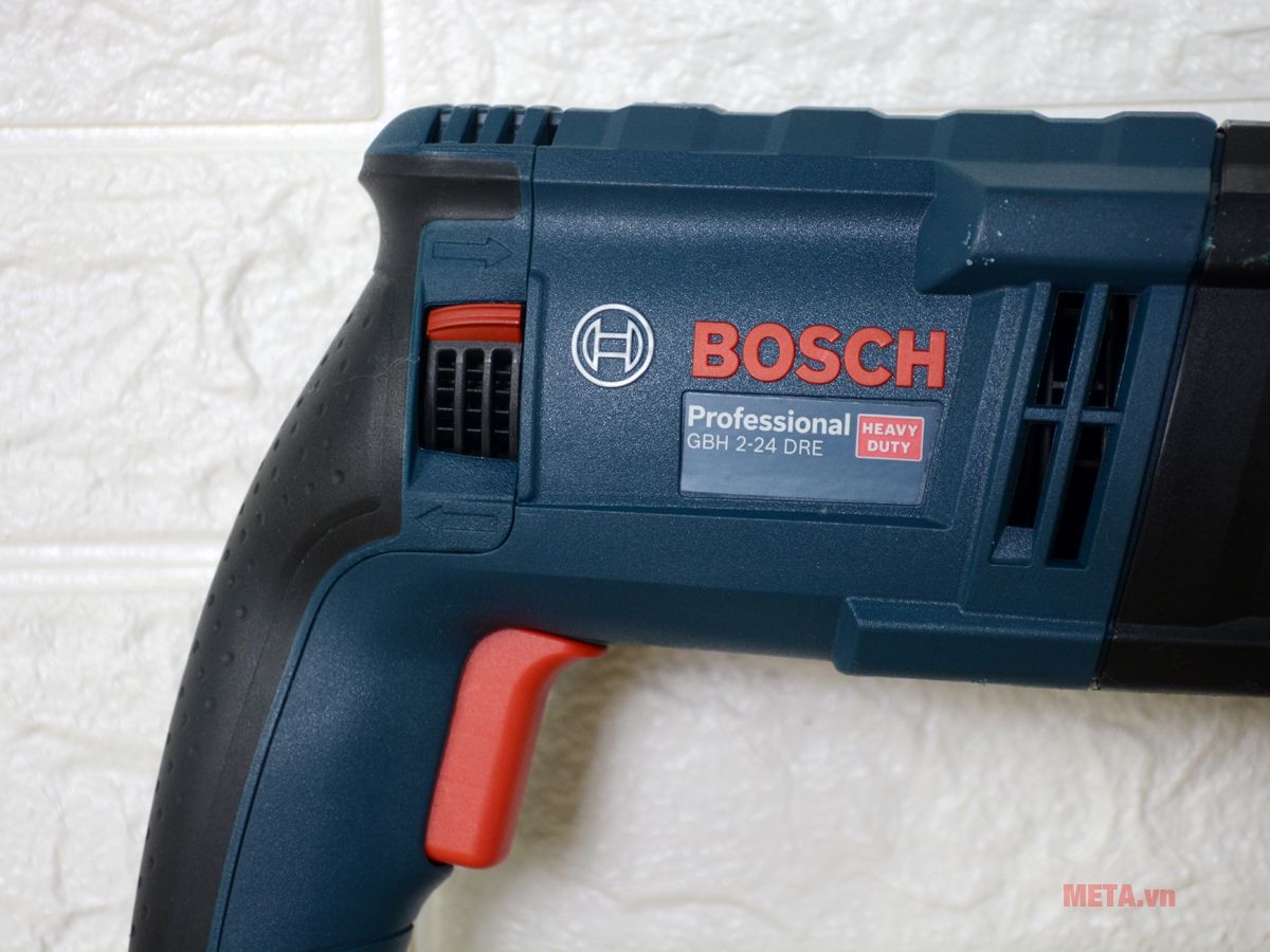 Máy khoan búa Bosch GBH 2-24 DRE sử dụng điện để vận hành cho khả năng khoan mạnh mẽ hơn 