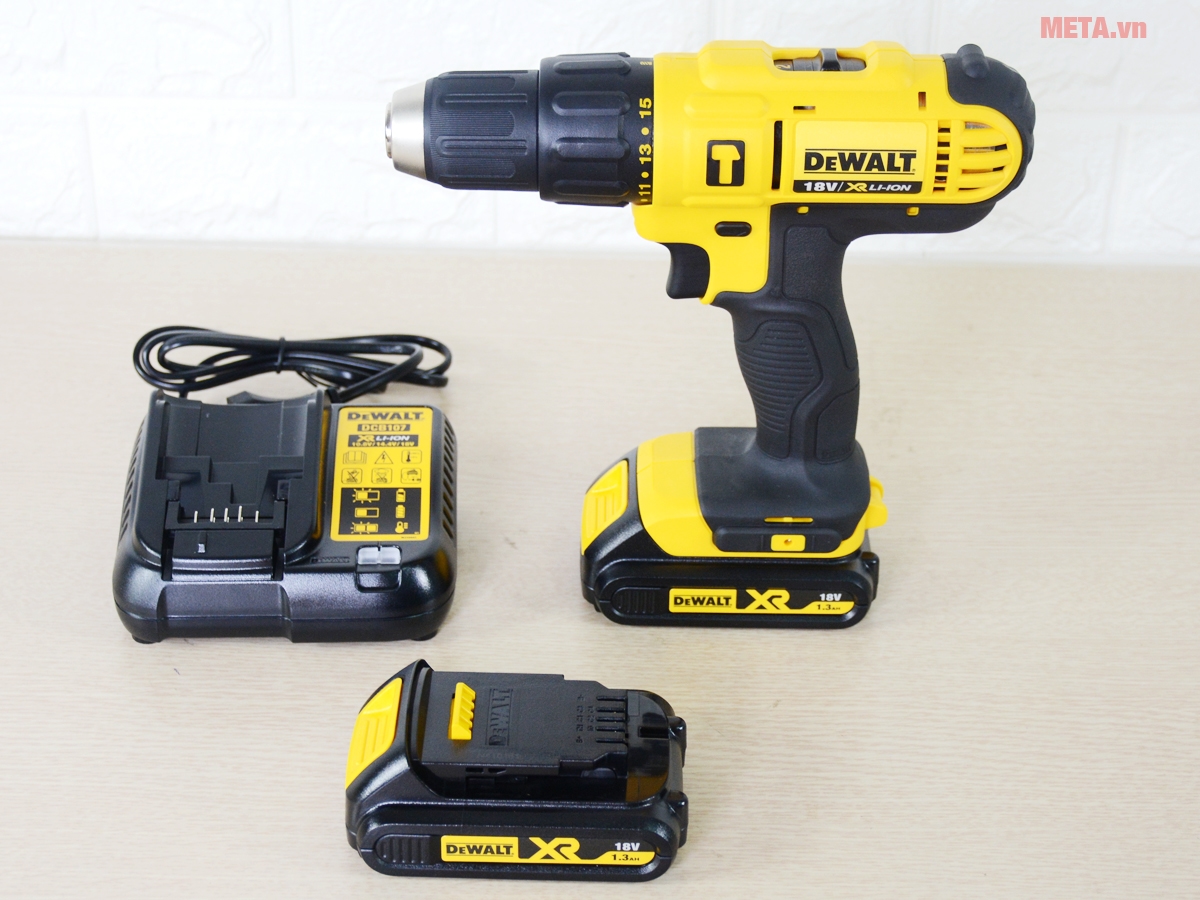 Máy khoan búa dùng pin DeWalt DCD776C2 có đèn Led cực sáng. Siết nhanh bằng tay không dùng khóa.