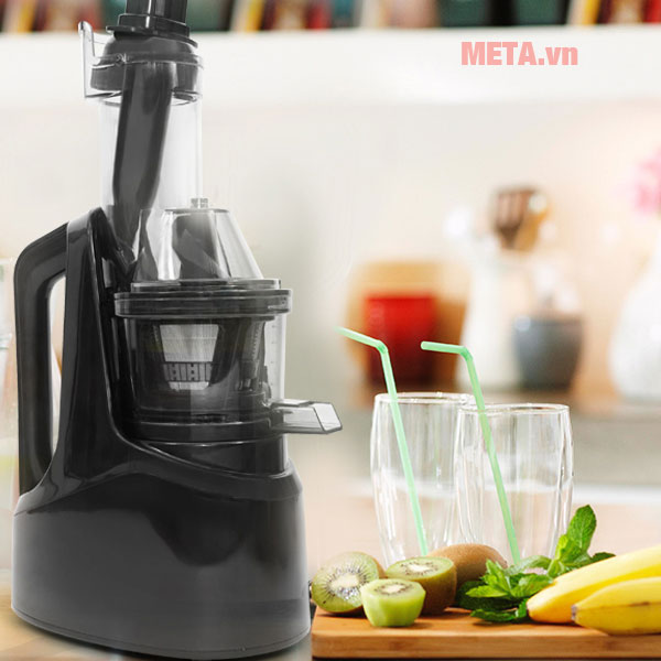 Đường kính miệng ông tiếp nhiên liệu lớn giúp bạn không phải cắt nhỏ trái cây