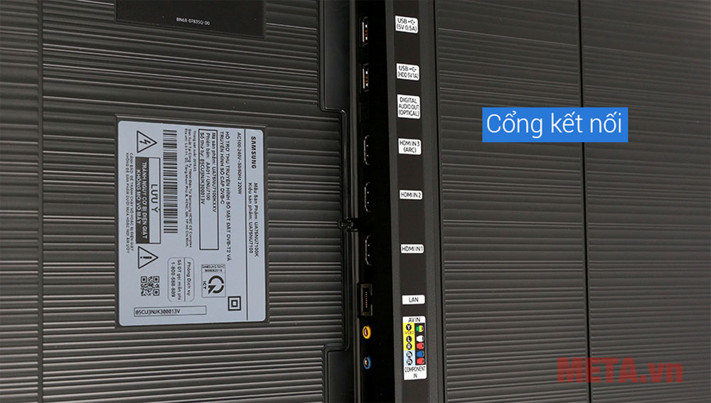 Các cổng kết nối được thiết kế phía sau tivi