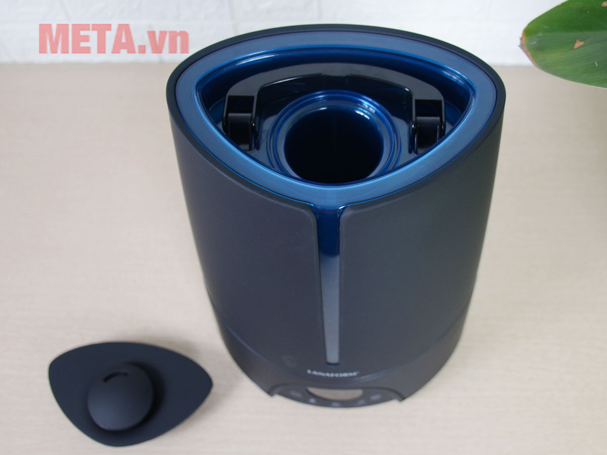 Dễ dàng tháo nắp ra để đổ nước 