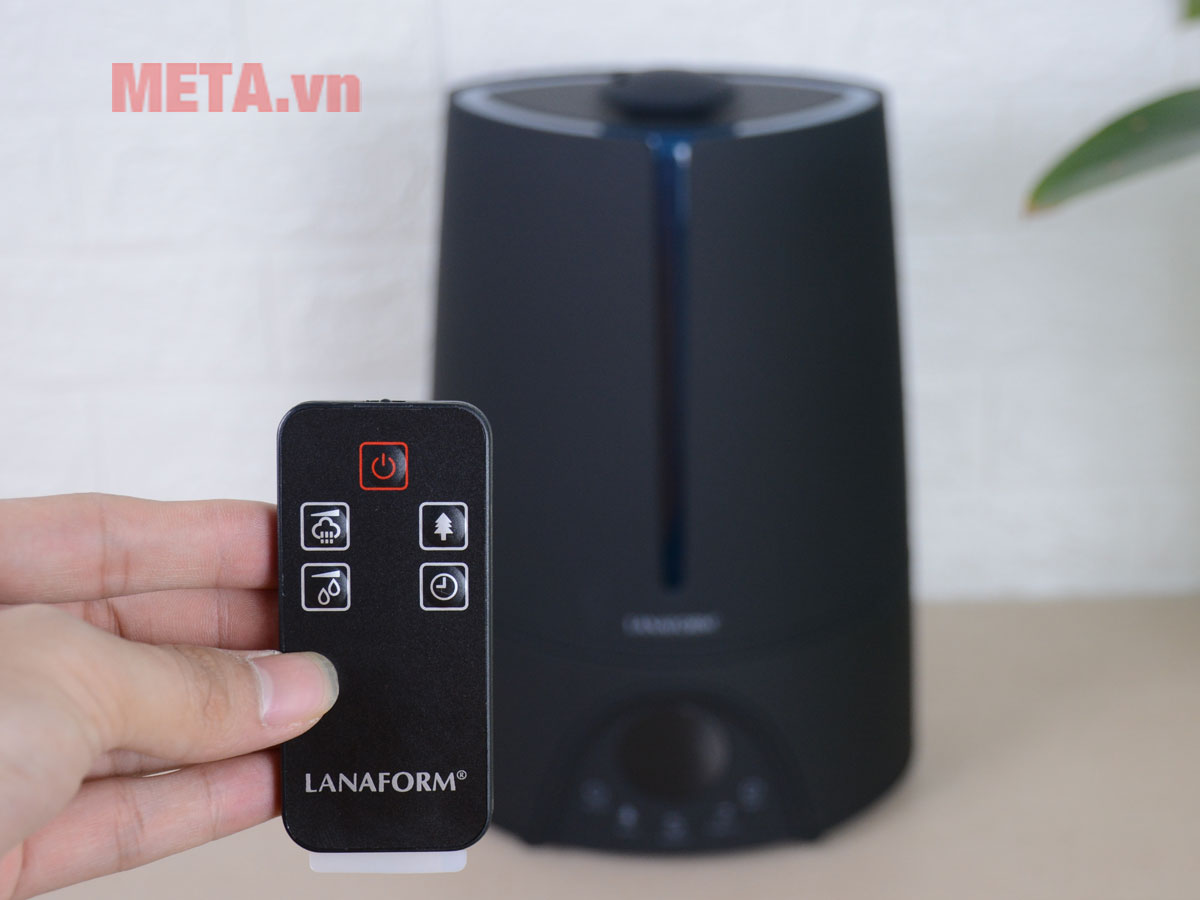 Máy đi kèm điều khiển từ xa giúp điều chỉnh ở mọi vị trí