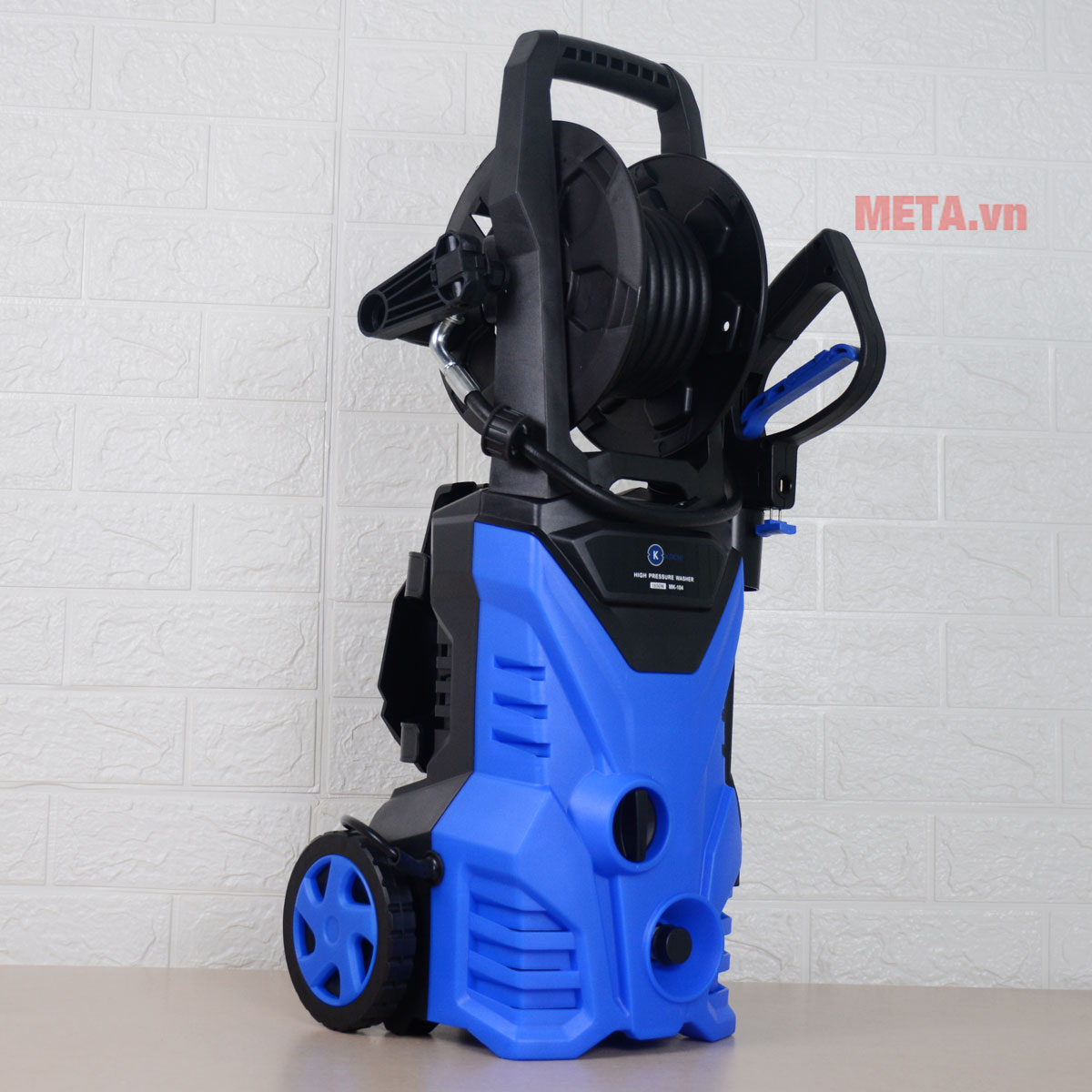 Máy có thiết kế nhỏ gọn, dây phun áp lực dài được quấn gọn gàng