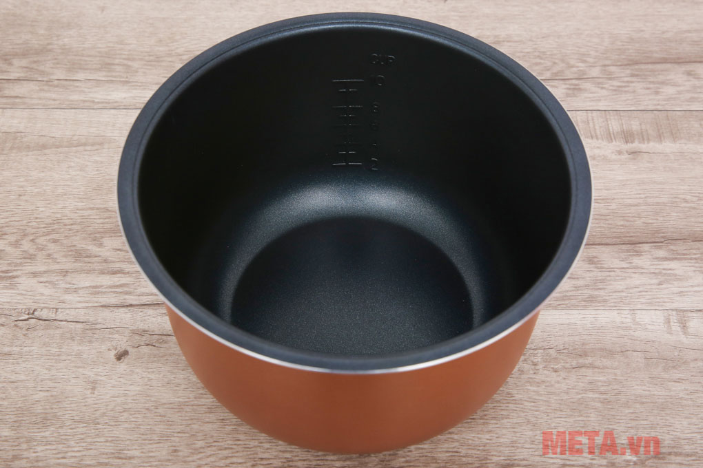 Lòng nồi cơm điện Sharp KS COM181CV G được làm từ chất liệu hợp kim nhôm chắc chắn, có phủ chống dính