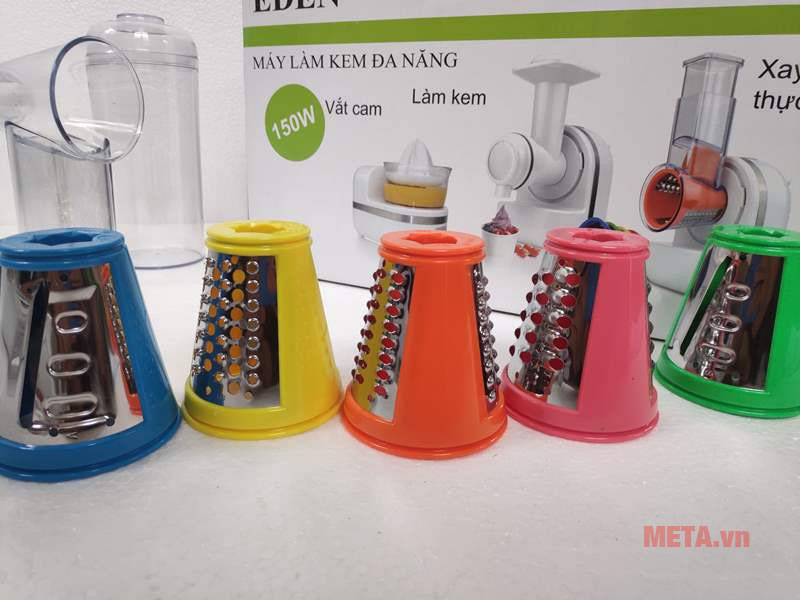 Máy đi kèm các khuôn để cắt rau củ