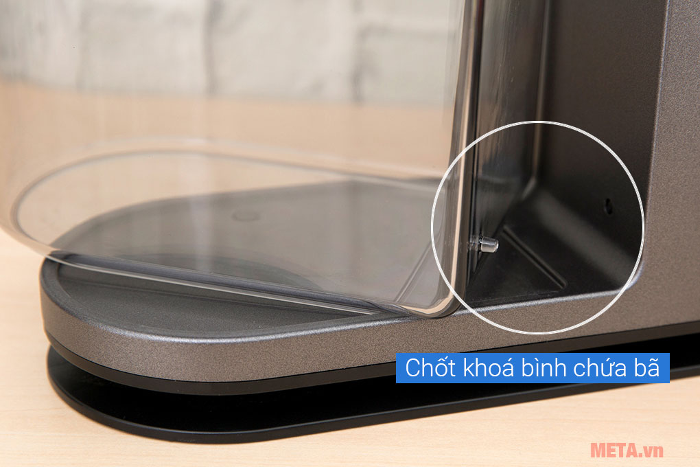Chốt khóa an toàn ngay dưới đáy bình chứa bã