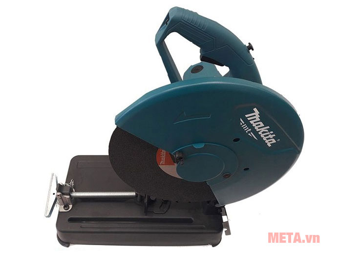 Máy cắt sắt Makita M2400B hoạt động với công suất 2.400W