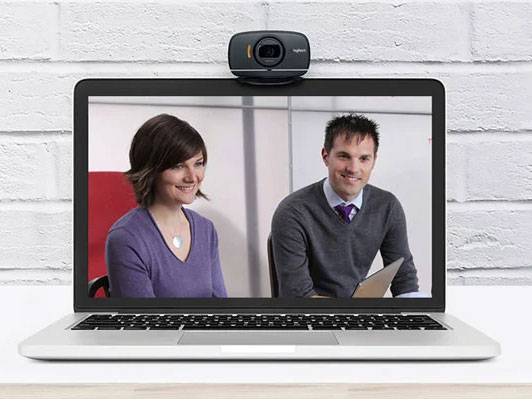 Webcam Logitech B525 HD 720P dễ dàng kết nối với laptop