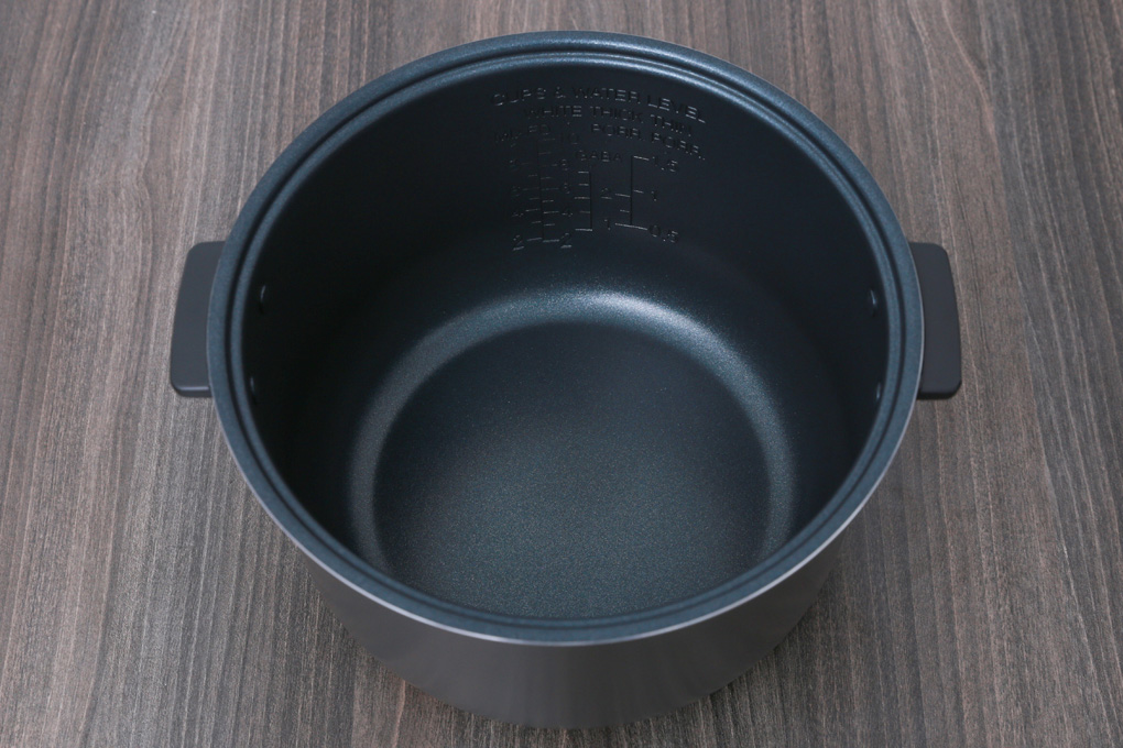 Nồi cơm điện Cuckoo CR-1010F có lòng nồi phủ lớp chống dính an toàn