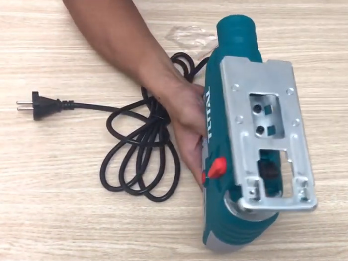 Máy cưa lọng chạy điện