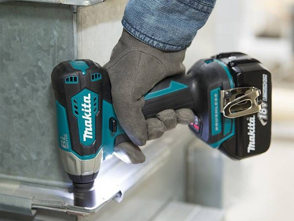 Máy siết bu lông Makita DTW180RFE