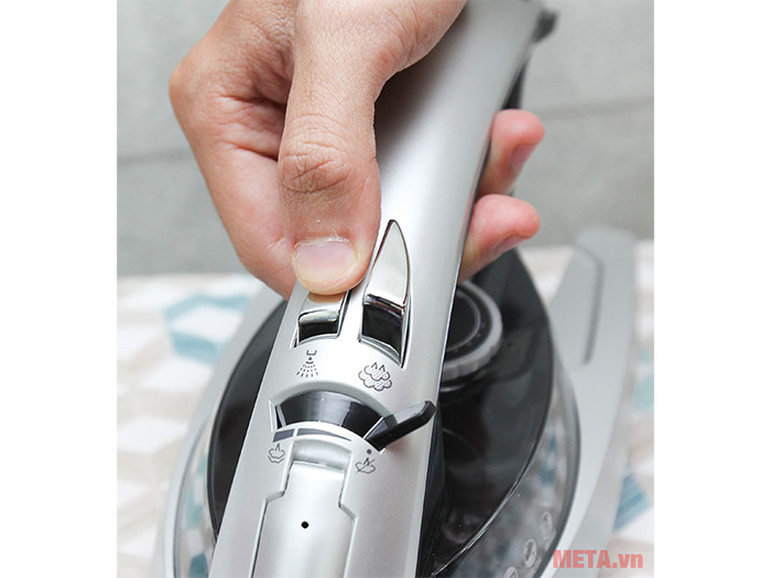 Bàn là hơi nước Panasonic PABU-NI-W650CSLRA