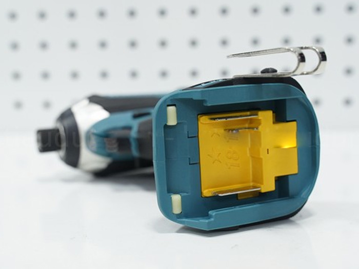 Máy bắt vít dùng pin Makita 