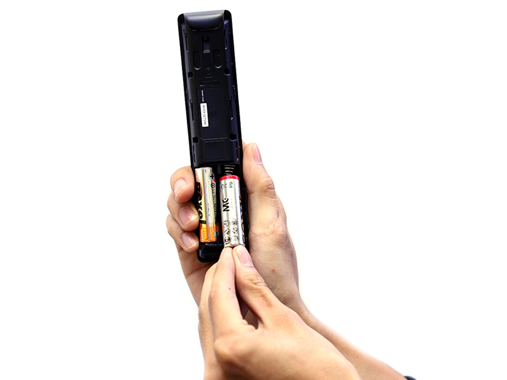 Vị trí tháo lắp pin của remote