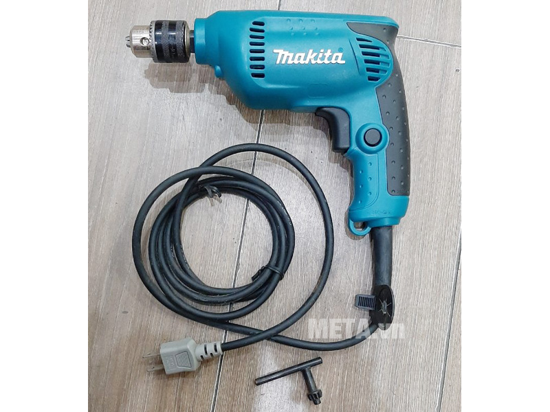 Máy khoan Makita 6411 được trang bị mũi khoan có đường kính 10mm 