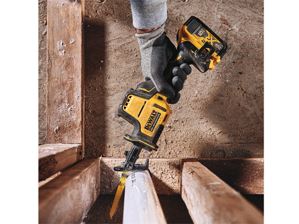 Máy cưa kiếm Dewalt DCS369B