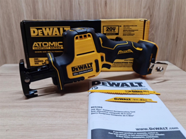 Máy cưa kiếm Dewalt DCS369B