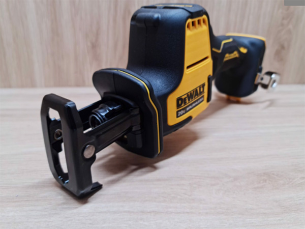 Máy cưa kiếm Dewalt DCS369B