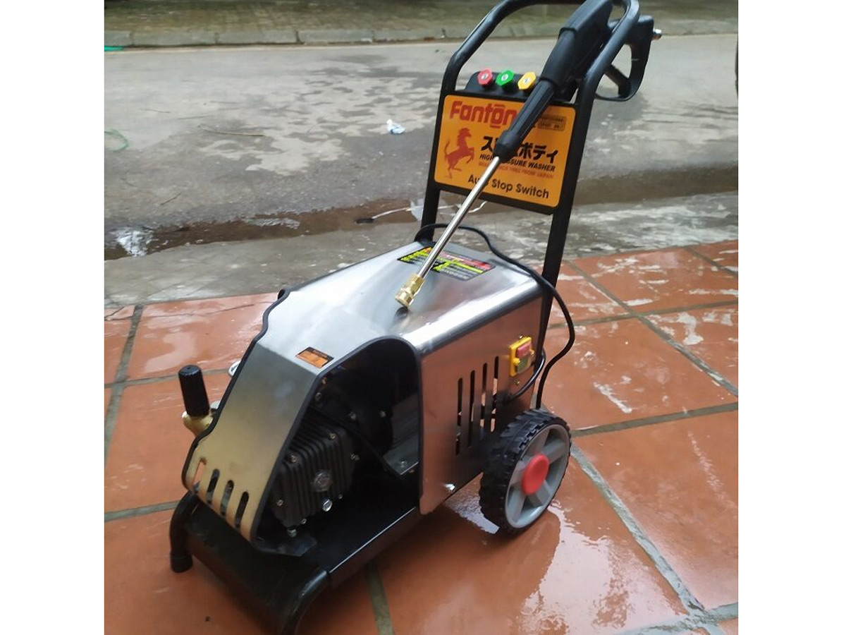 Máy rửa xe 
