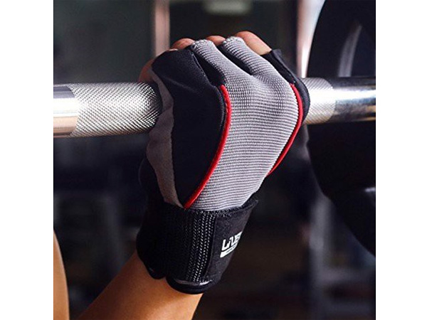 Sử dụng găng tay giúp tăng độ bám dính dụng cụ tập luyện 