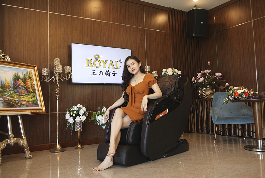 Hình ảnh sử dụng ghế massage Royal R668