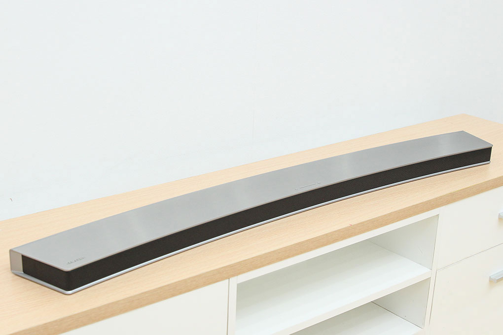 Loa soundbar thiết kế dạng cong tinh tế 