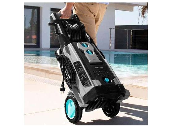 Máy rửa xe có thiết kế bánh xe và tay kéo dễ dàng di chuyển