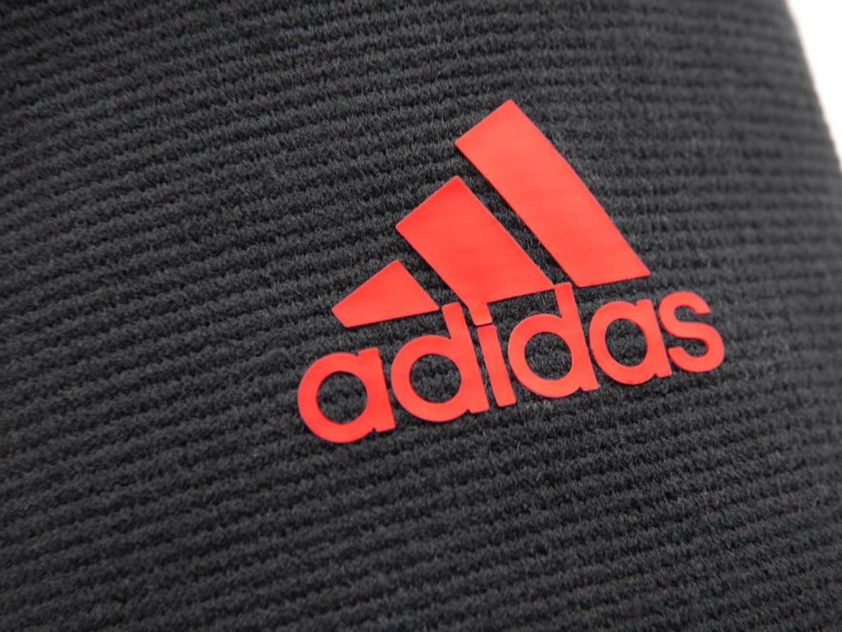 Logo Adidas in nổi bật trên nền vải đen