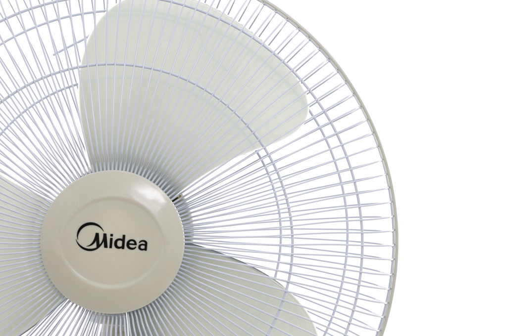 Quạt đứng Midea FTS40-17VD có nan quạt đan nhỏ