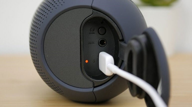 Cổng sạc USB bên thân loa