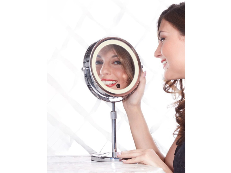Gương sở hữu hai độ phóng đại là X1 và X10