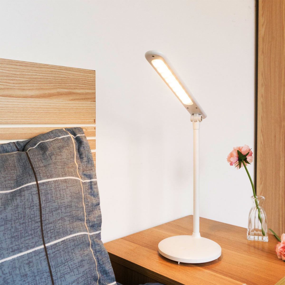 Đèn học chống cận Mocato Light M202 với 3 cấp độ ánh sáng