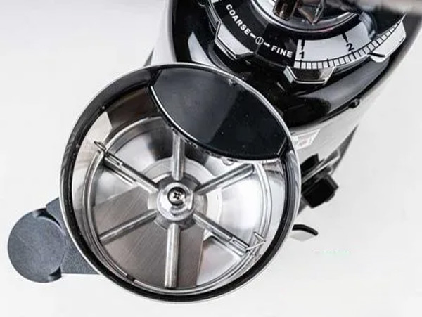 Máy có khả năng xay từ 6 - 9 kg/giờ