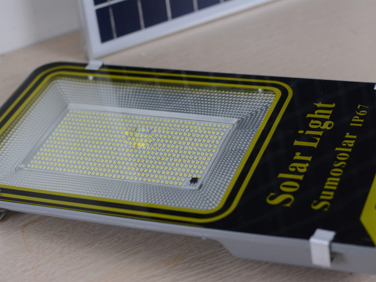 Số lượng đèn led là 200 bóng