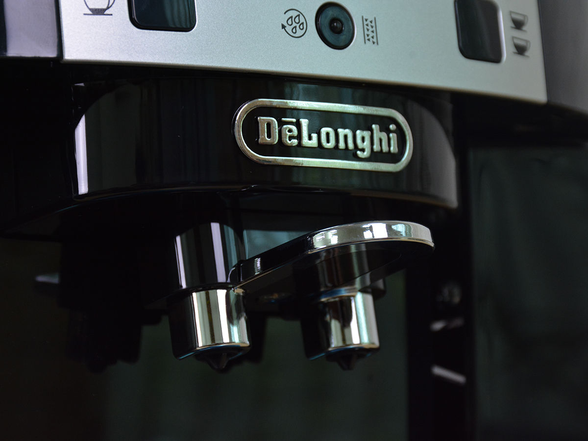 Máy pha cà phê Delonghi ECAM 22.110B có 2 vòi ra cà phê